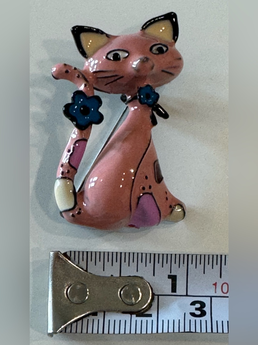NEW Pink Cat Brooch with Blue Flower Accent - Picture 7 of 7